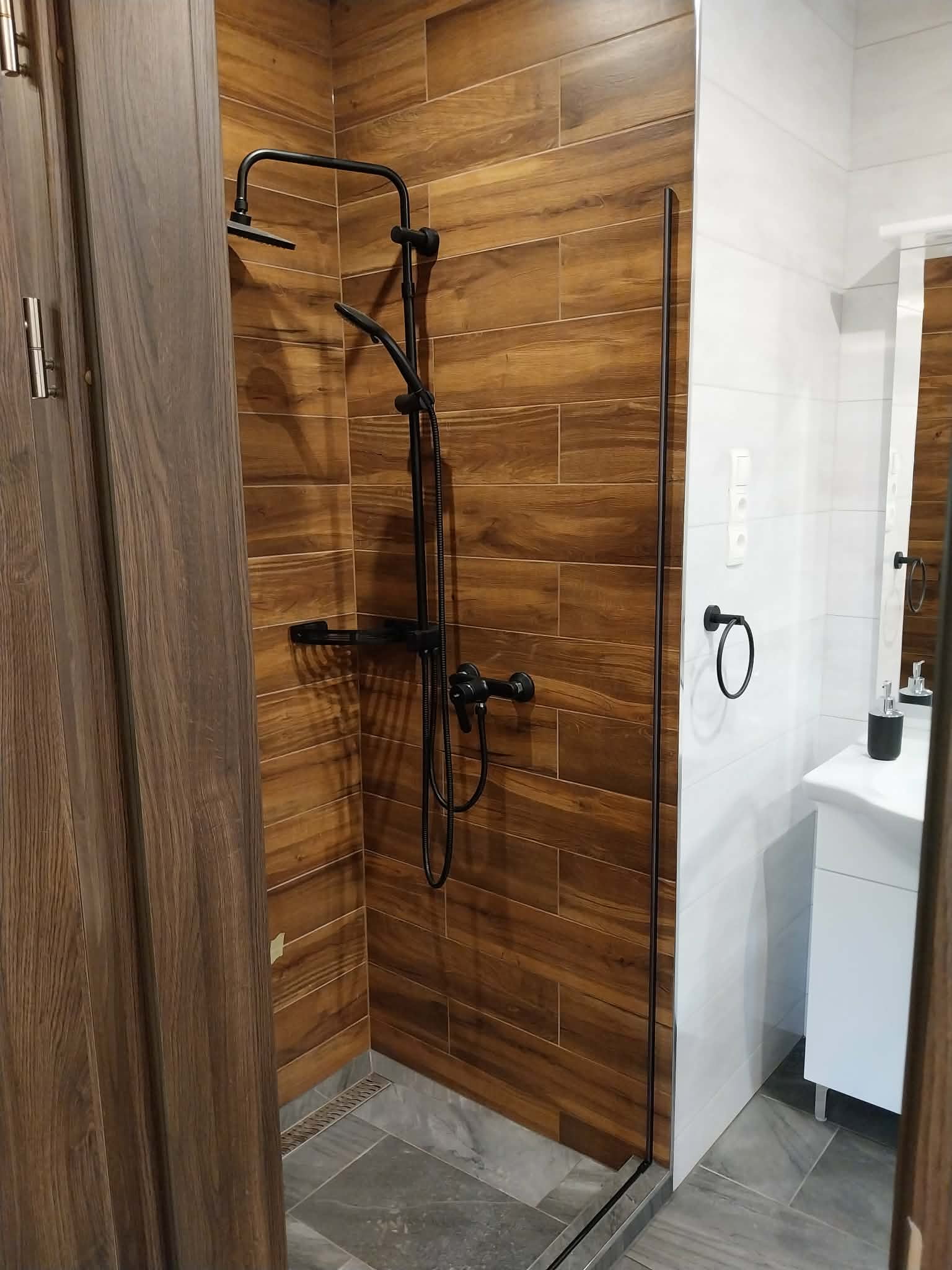 Modern, tiszta zuhanyzós fürdőszoba a falusi vendégházban Hévíz közelében