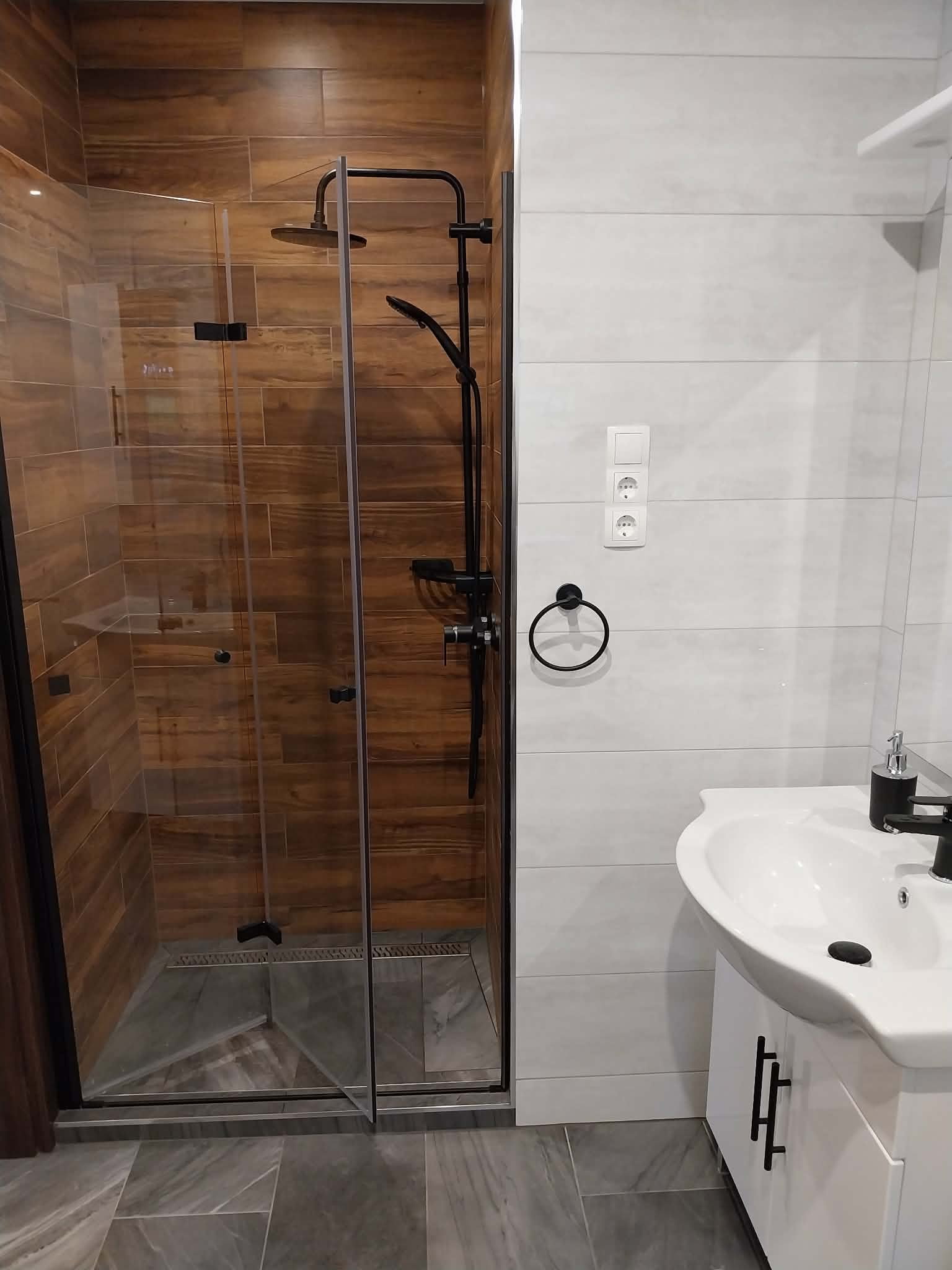 Igényes és higiénikus fürdőszoba a vindornyafoki apartmanban Keszthely közelében